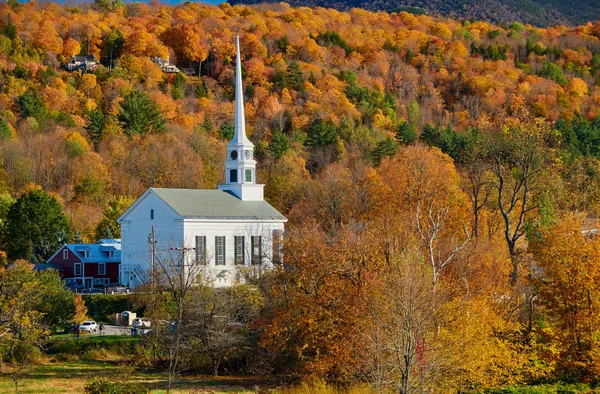 Słynny kościół Nowej Anglii w mieście Stowe jesienią — Zdjęcie stockowe