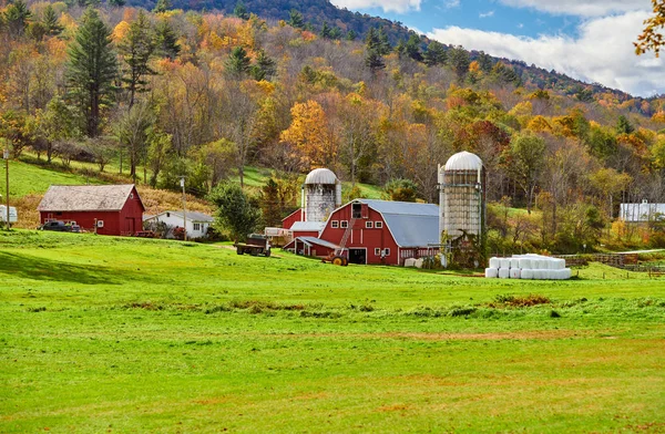 Ферма с красным сараем и силосами в Вермонте — стоковое фото