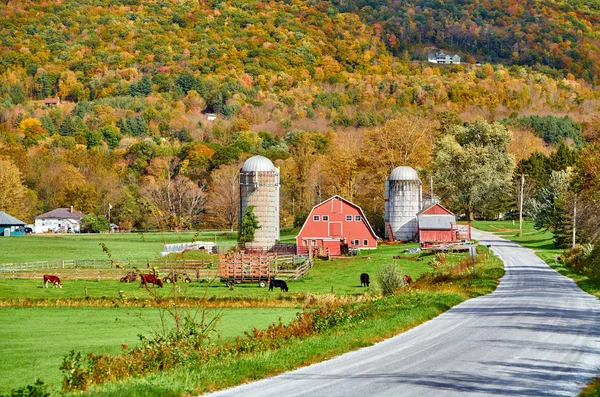 Gospodarstwo z czerwoną stodołą i silosami w Vermont — Zdjęcie stockowe