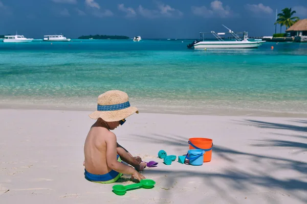 तीन वर्षांचा लहान मुलगा समुद्र तट खेळत — स्टॉक फोटो, इमेज