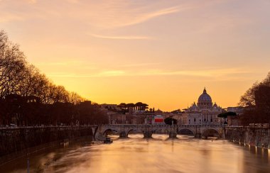 Roma 'da gün batımında St. Peter Katedrali ve Tiber Nehri