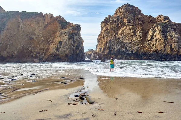 Man bij Pfeiffer Beach, California — Stockfoto