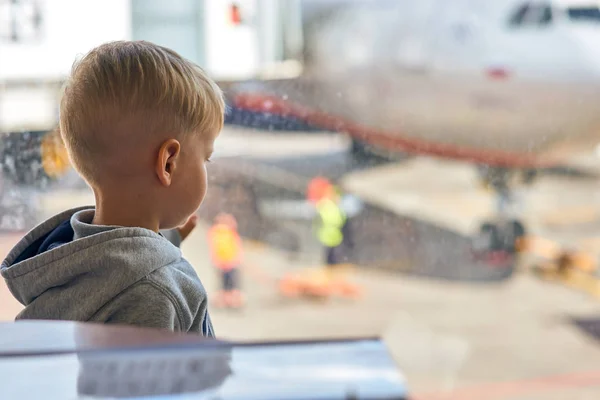 Två år gammal pojke på flygplatsen — Stockfoto