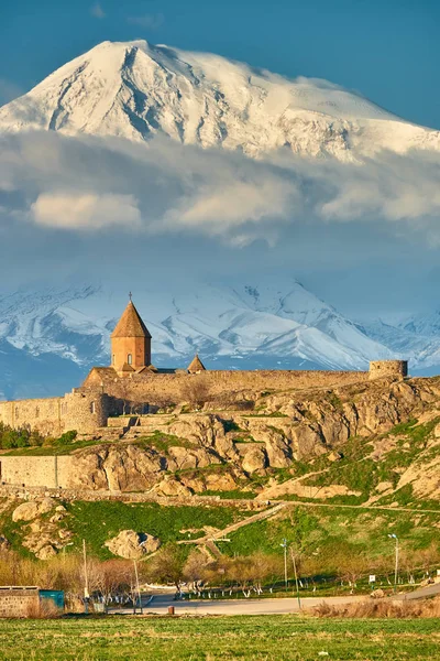 Antico monastero di fronte alla montagna — Foto Stock