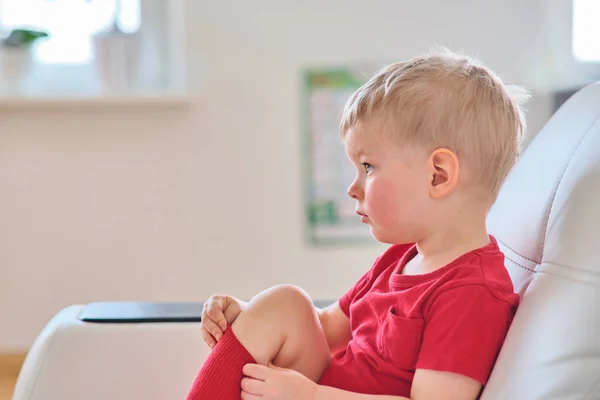 Jongen tv kijken — Stockfoto