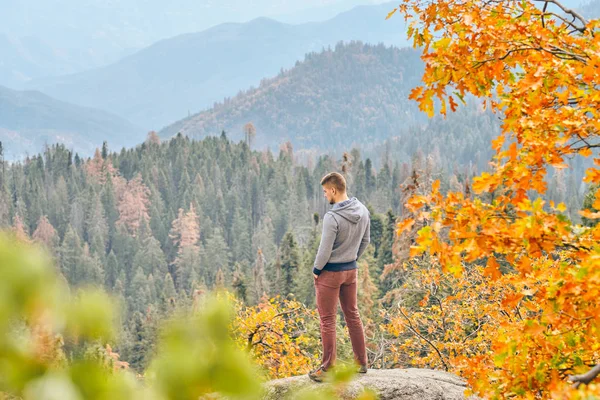 Turistická turistika v Národním parku Sequoia na podzim — Stock fotografie