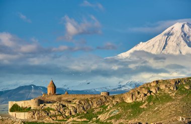 Eski manastır önünde dağ