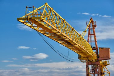 Mavi gökyüzüne karşı Jib vinç kulesi