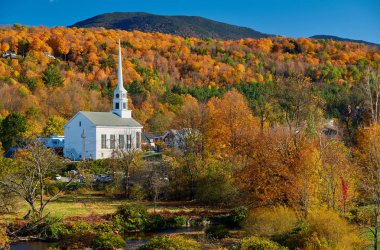 Sonbaharda Stowe kasabasındaki İkonik New England Kilisesi