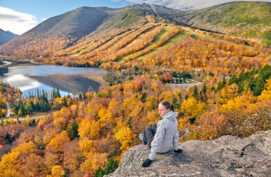 Sonbaharda Sanatçının Kayalıklarında Yürüyüş yapan Kadın