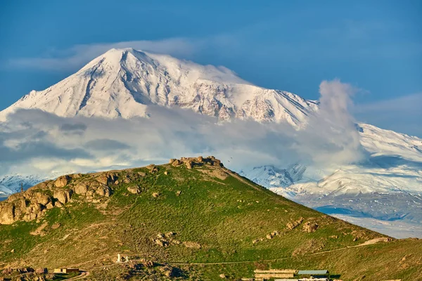 Hill krajina s horou Ararat na pozadí — Stock fotografie