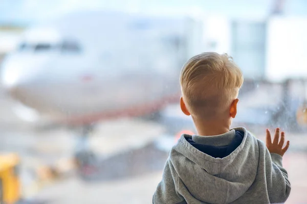 Дворічний хлопчик в аеропорту — стокове фото