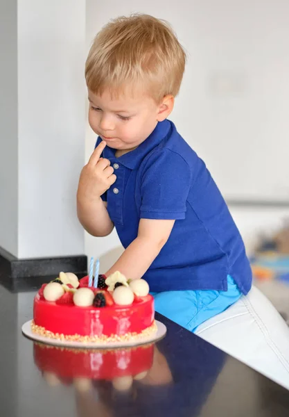 Jongen proberen verjaardagstaart — Stockfoto