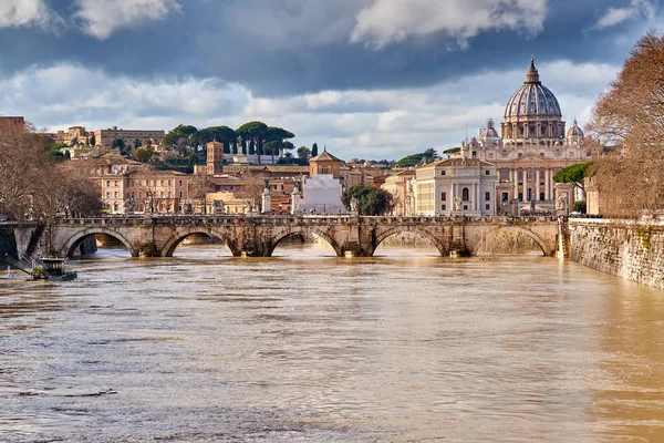 Peterskyrkan och floden Tibern i Rom — Stockfoto