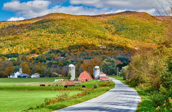 Gård med rød lade og siloer i Vermont - Stock-foto