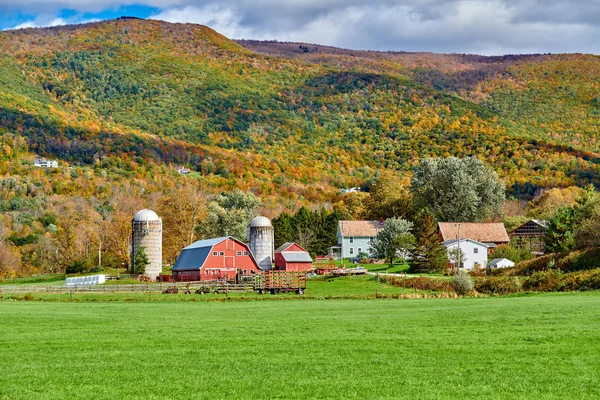 Vermont 'ta kırmızı ahır ve siloları olan bir çiftlik. — Stok fotoğraf