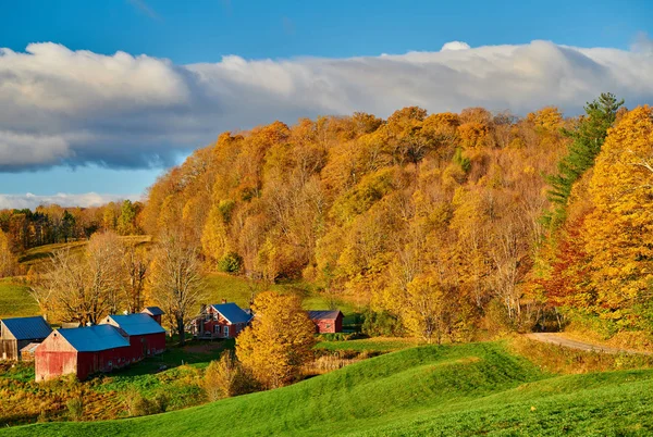 Hof Jenne mit Scheune an sonnigem Herbstmorgen — Stockfoto