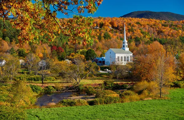 Icónica iglesia de Nueva Inglaterra en la ciudad de Stowe en otoño — Foto de Stock