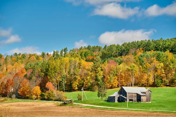 Herbstlandschaft mit altem Haus — Stockfoto