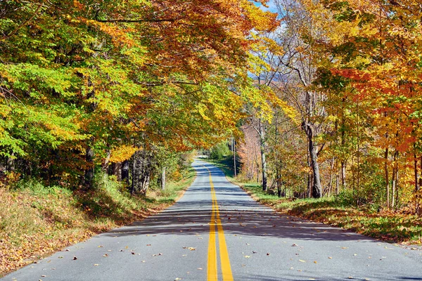 Autostrada w jesienny dzień, Vermont, USA. — Zdjęcie stockowe