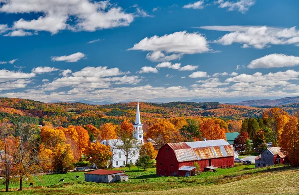 Kirche und Bauernhof mit roter Scheune im Herbst — Stockfoto