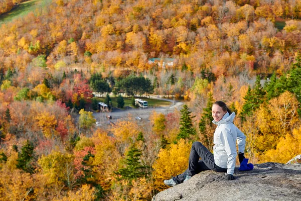 Nő túrázás Artist 's Bluff ősszel — Stock Fotó