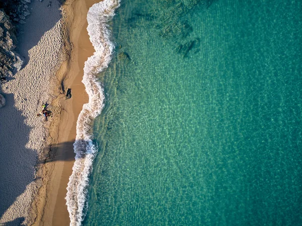 Piękna plaża z rodziny widok z góry strzał — Zdjęcie stockowe