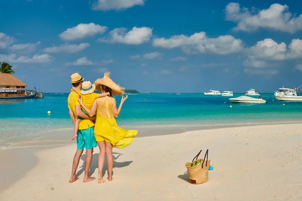 Familia con niño de tres años en la playa —  Fotos de Stock