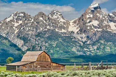 Grand Teton Dağları'nda eski ahır 