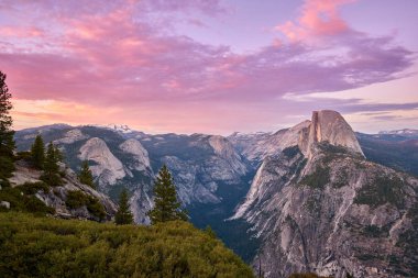 Yosemite Milli Parkı'nda Yarım Kubbe kaya oluşumu