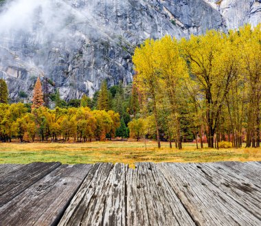 Yosemite Vadisi Bulutlu bir sonbahar sabahı 