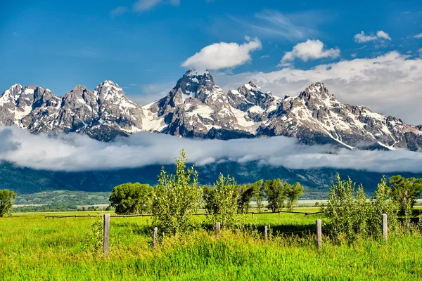 Βουνά Grand Teton με χαμηλά σύννεφα — Φωτογραφία Αρχείου