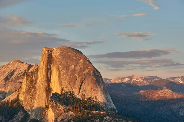Yosemite Milli Parkı'nda Yarım Kubbe kaya oluşumu — Stok fotoğraf