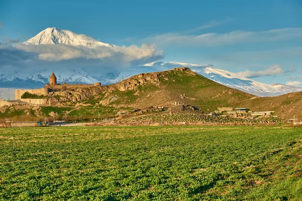 Eski manastır önünde dağ — Stok fotoğraf