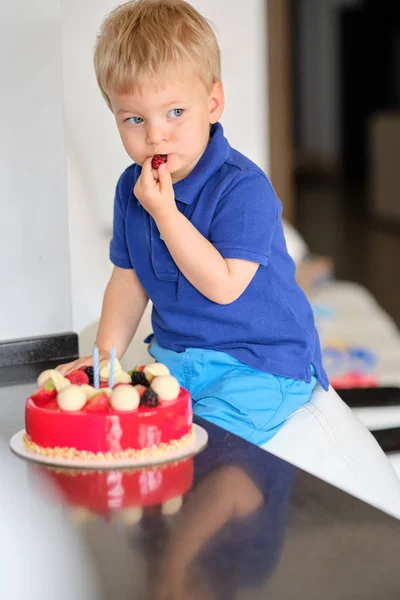 男孩尝试生日蛋糕 — 图库照片