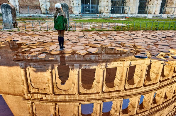 Kvinna turist nära i Rom, Italien — Stockfoto