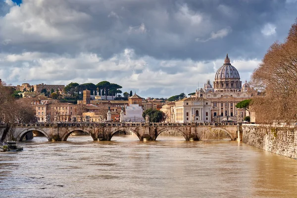 Peterskyrkan och floden Tibern i Rom — Stockfoto
