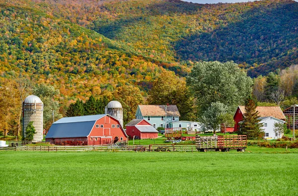 Vermont 'ta kırmızı ahır ve siloları olan bir çiftlik. — Stok fotoğraf