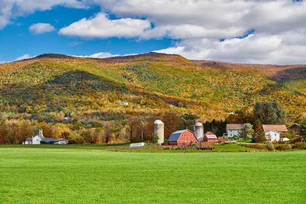 Bauernhof mit roter Scheune und Silos in Vermont — Stockfoto