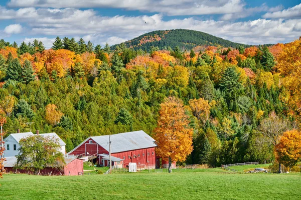 Granja con granero en el soleado día de otoño —  Fotos de Stock