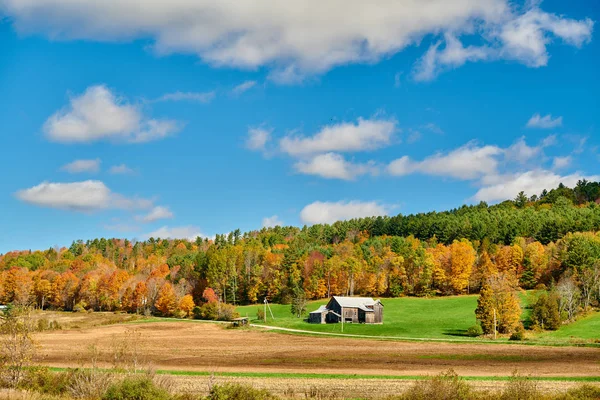 Herfst landschap met oud huis — Stockfoto