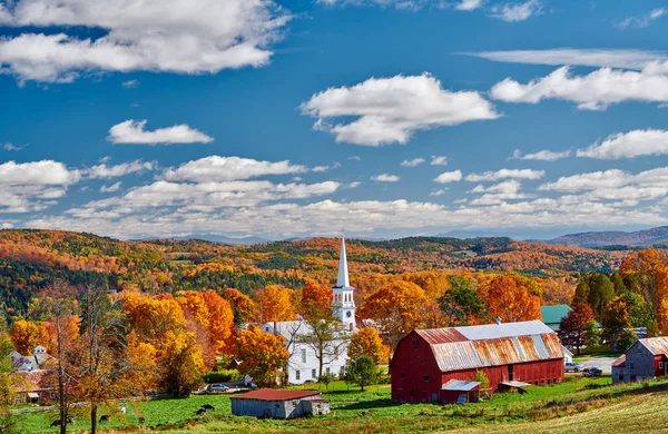 Kościół i gospodarstwo z czerwoną stodołą jesienią — Zdjęcie stockowe