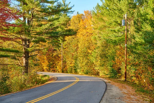 Highway bij Autumn Day, Maine, USA. — Stockfoto