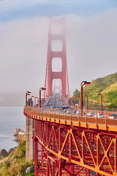 Golden Gate Bridge pohled v mlhavé ráno — Stock fotografie