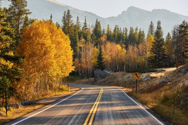 Colorado, ABD 'de sonbaharda otoyol. 