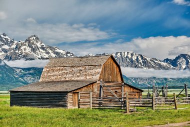 Grand Teton Dağları'nda eski ahır 