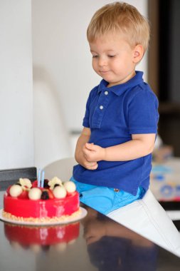 çocuk doğum günü pastası ile 