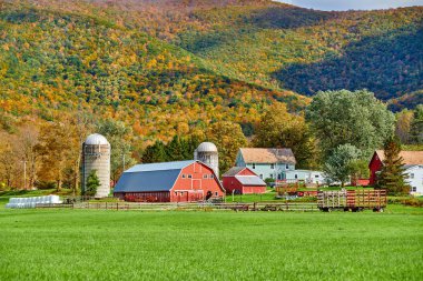 Vermont 'ta kırmızı ahır ve siloları olan bir çiftlik.