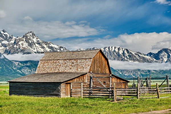 Ancienne grange dans les monts Grand Teton — Photo