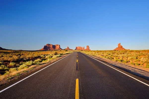 Estrada cênica vazia em Monument Valley — Fotografia de Stock